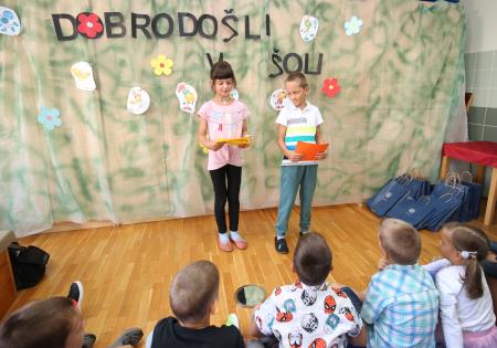 PRVI ŠOLSKI DAN SPREJEM PRVOOLČKOV UNEC 03 FOTO LJUBO VUKELIČ